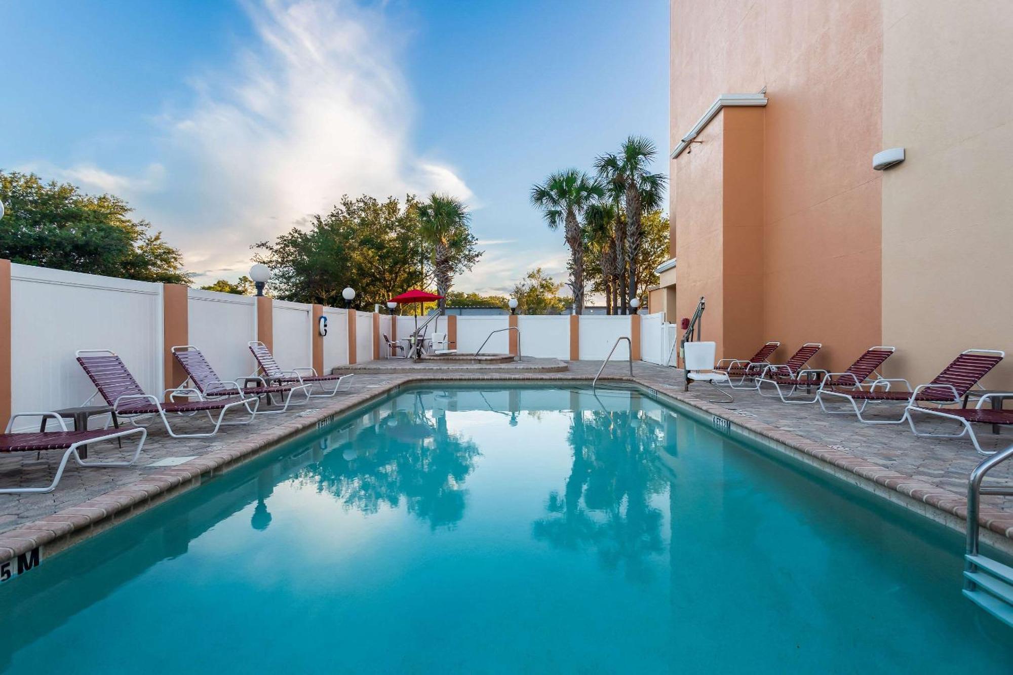 Comfort Suites Tampa Airport North Exterior foto