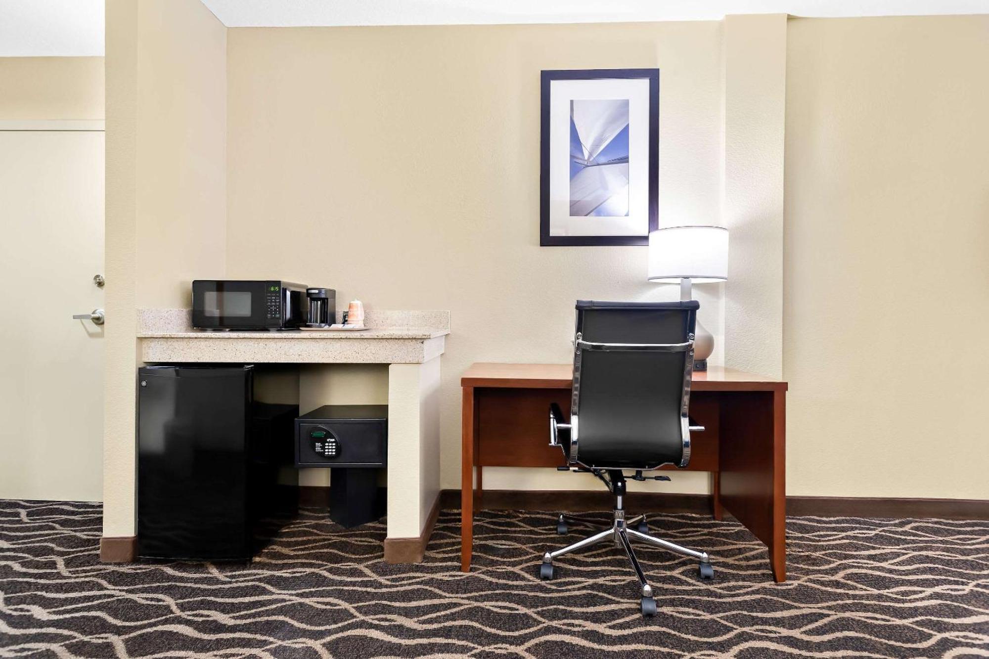 Comfort Suites Tampa Airport North Exterior foto